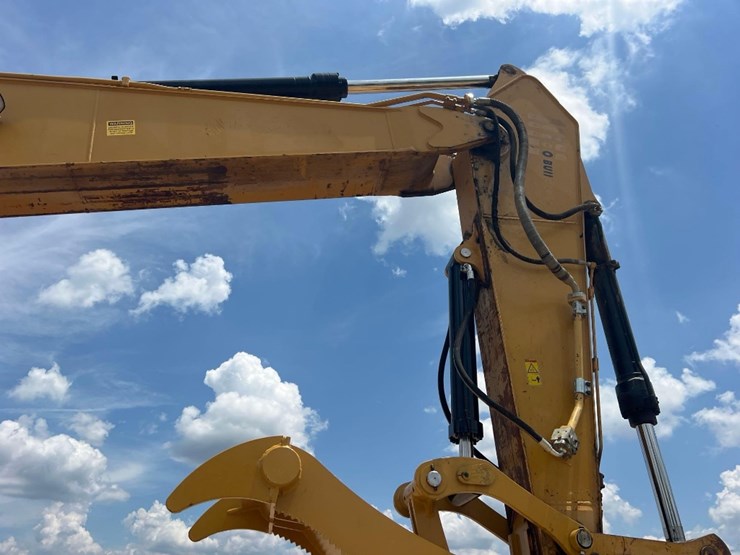 2016-caterpillar-335fl-image-12
