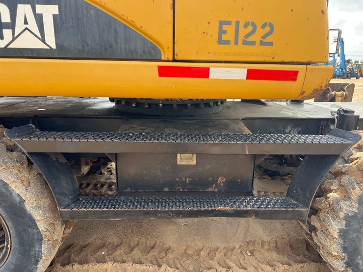 2011-caterpillar-m318d-image-14