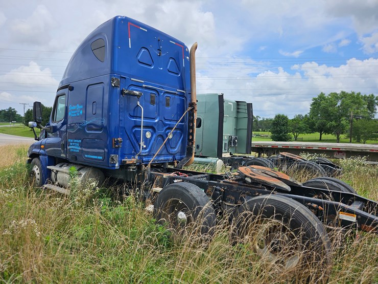 2009-freightliner-cascadia-125-image-12