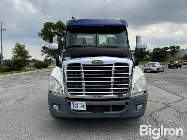 2012-freightliner-cascadia-125-image-2