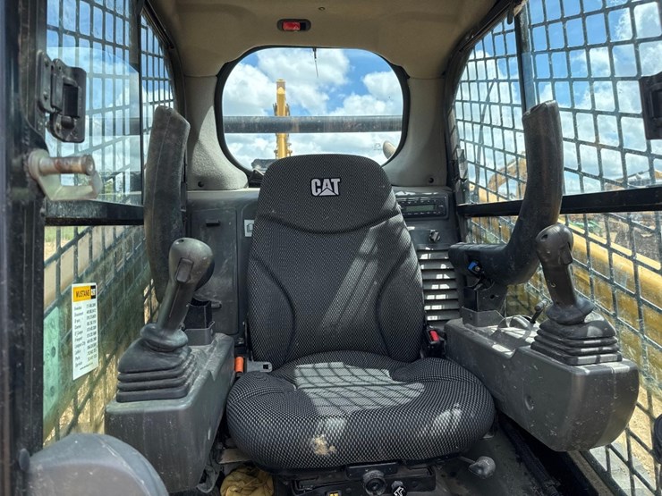 2021-caterpillar-259d3-image-24