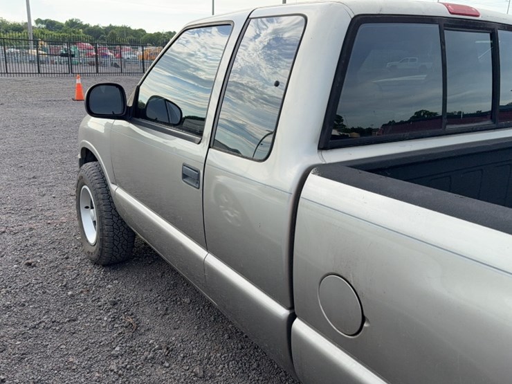 #3017-•-1998-isuzu-pick-up-truck-image-12