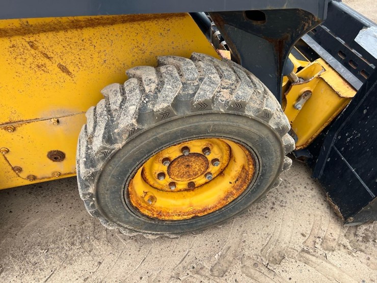 2022-deere-320g-image-12