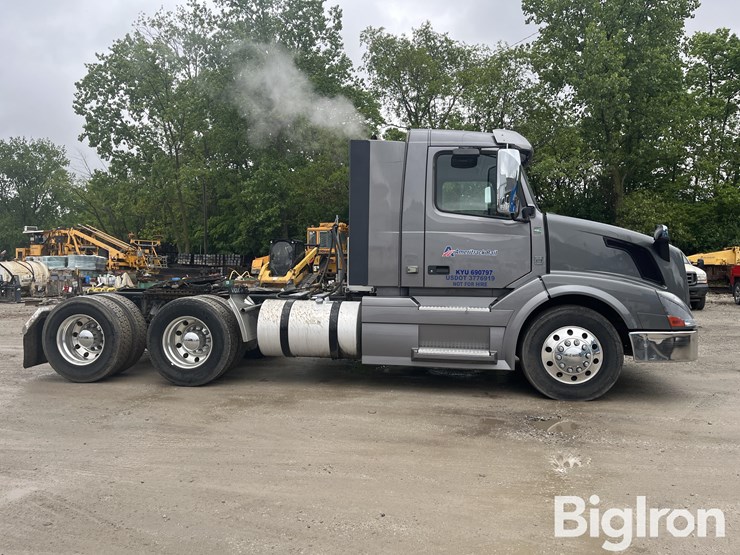 2014-volvo-vnl42t300-image-4