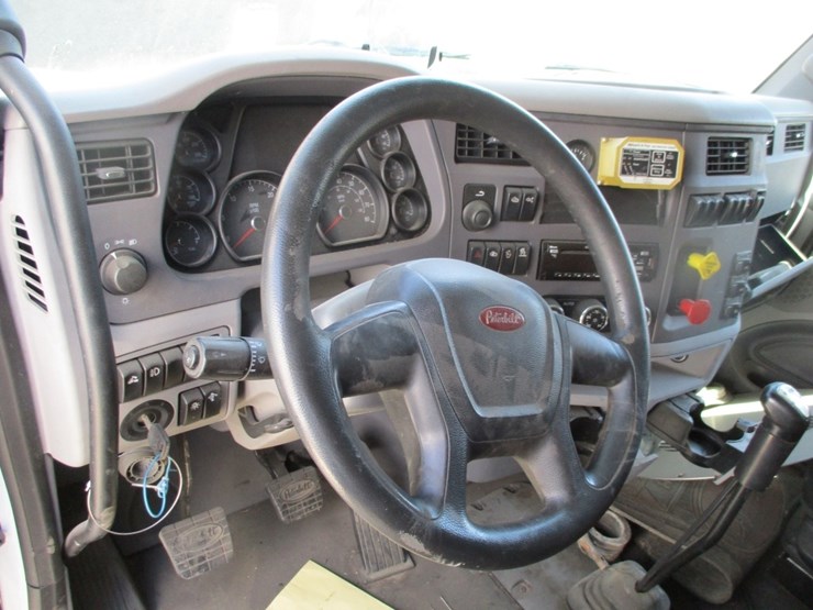 2016-peterbilt-579-image-13