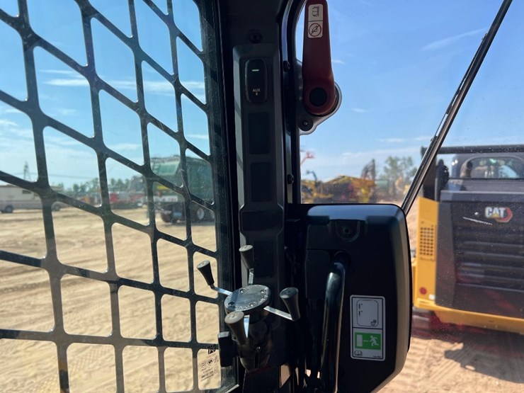 2025-caterpillar-265-skid-steer-image-33