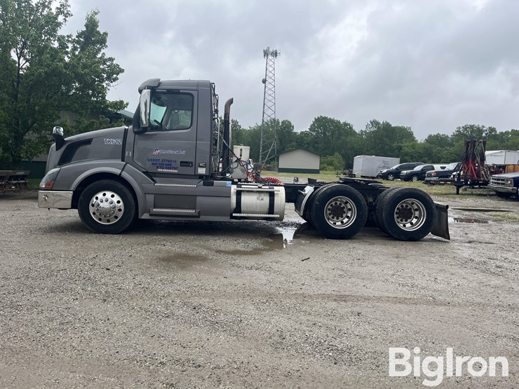 2014-volvo-vnl42t300-image-8