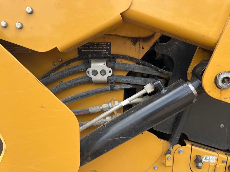 2023-caterpillar-299d3-image-16