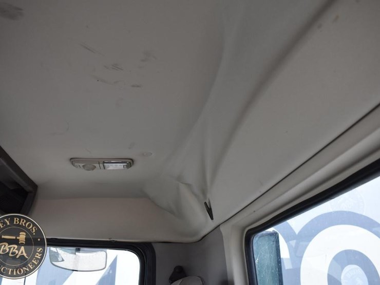 2017-volvo-vnl64t300-image-77