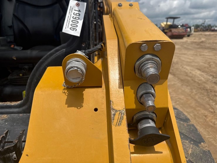 2022-caterpillar-246d3-image-18