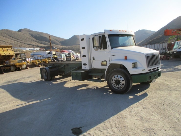 2005-freightliner-fl70-image-2