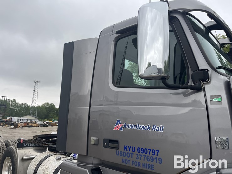 2014-volvo-vnl42t300-image-19