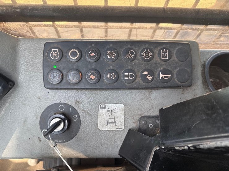 2015-caterpillar-573c-image-28