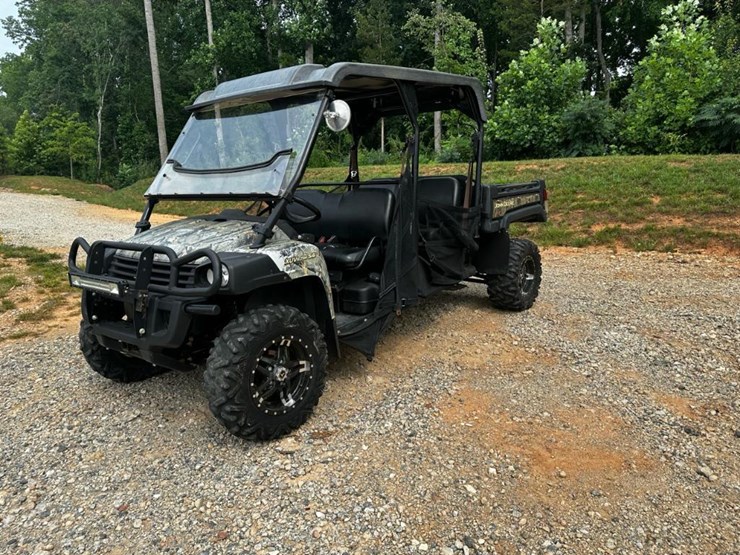 2021-john-deere-gator-image-1