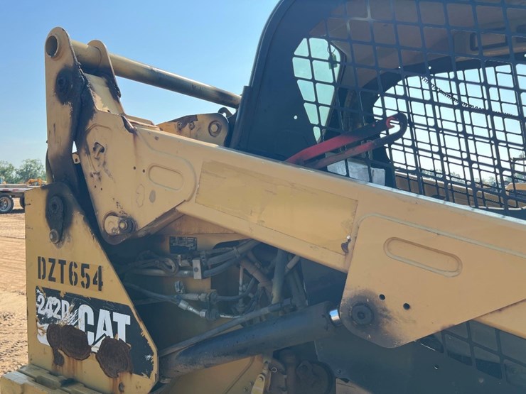 2014-caterpillar-242d-image-20