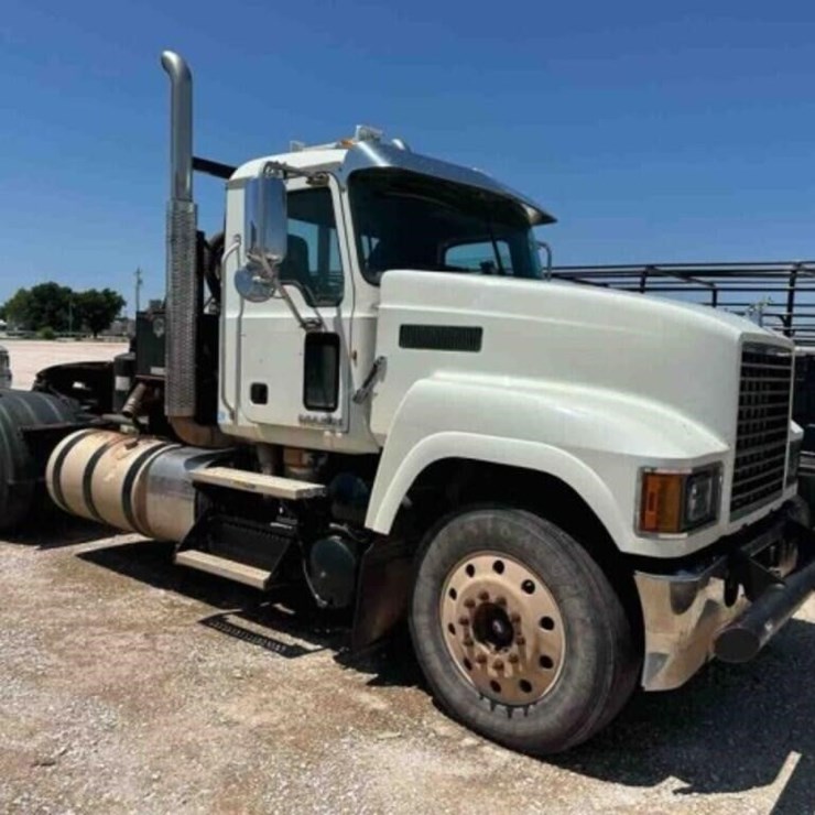 2014 Mack Pinnacle Semi Tractor