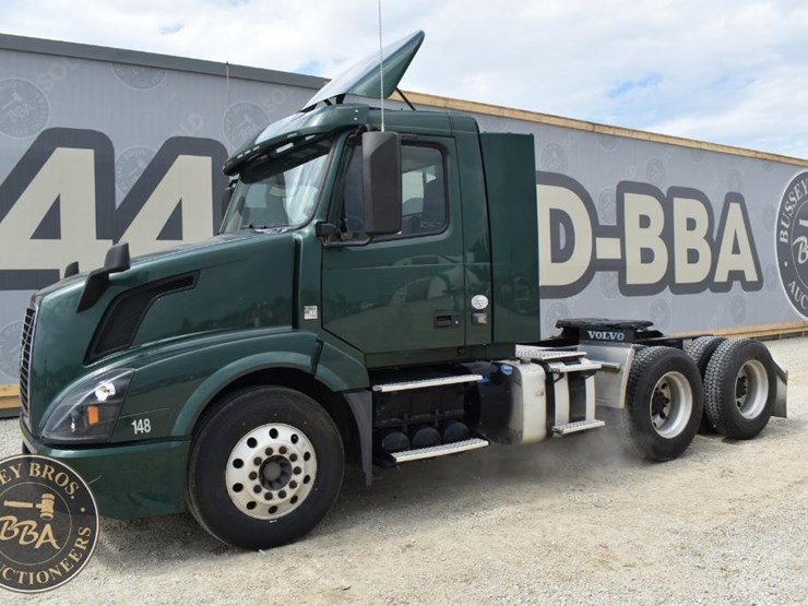 2017-volvo-vnl64t300-image-7