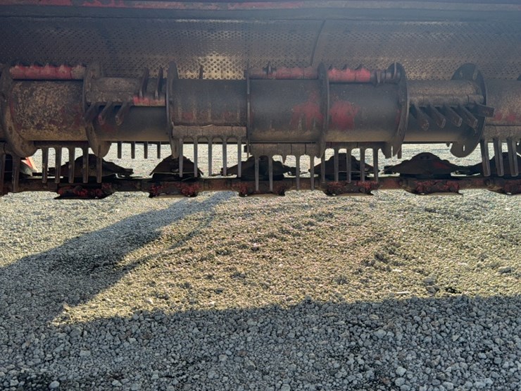 2019-new-holland-210-image-6