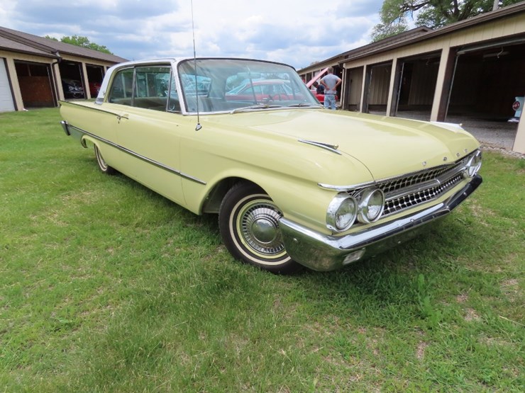 1961-ford-galaxie-2drt-ht-image-3