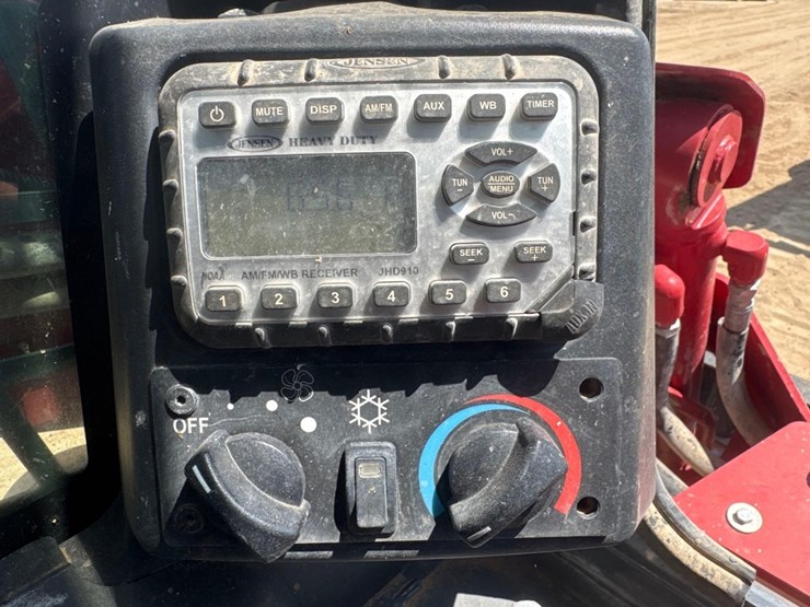 2023-takeuchi-tl10v2-image-24
