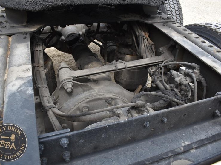 2017-volvo-vnl64t300-image-37