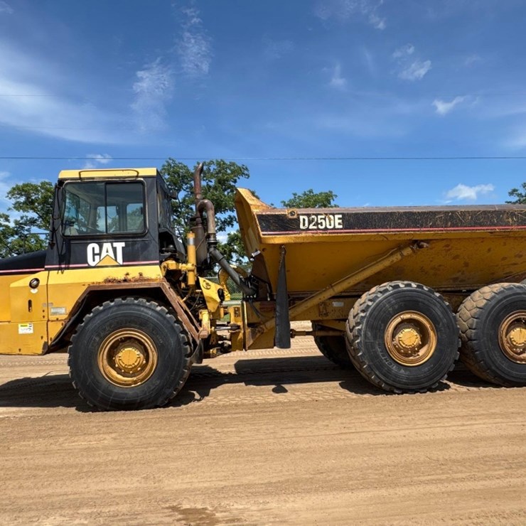 1998 CATERPILLAR D250E