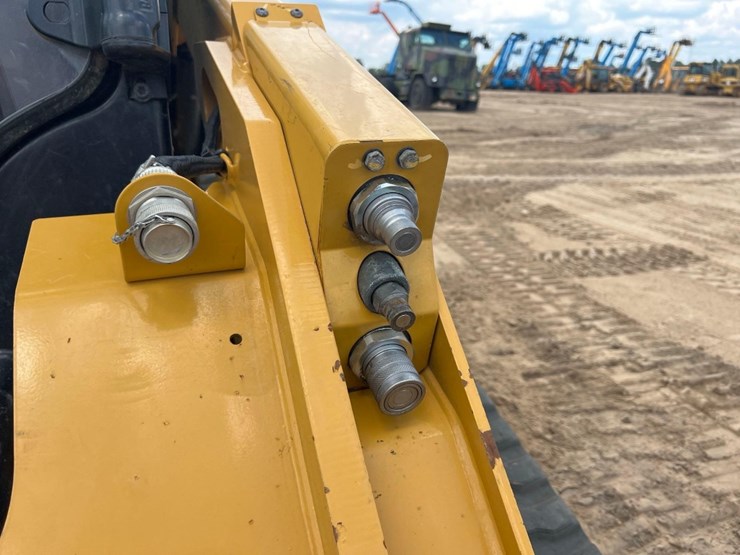 2023-caterpillar-299d3-image-11