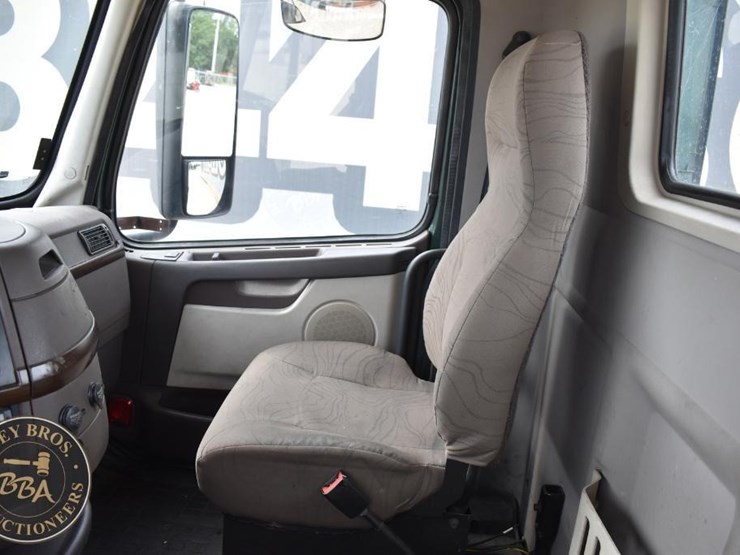 2017-volvo-vnl64t300-image-60