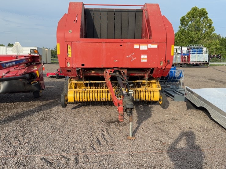 new-holland-br780a-image-2