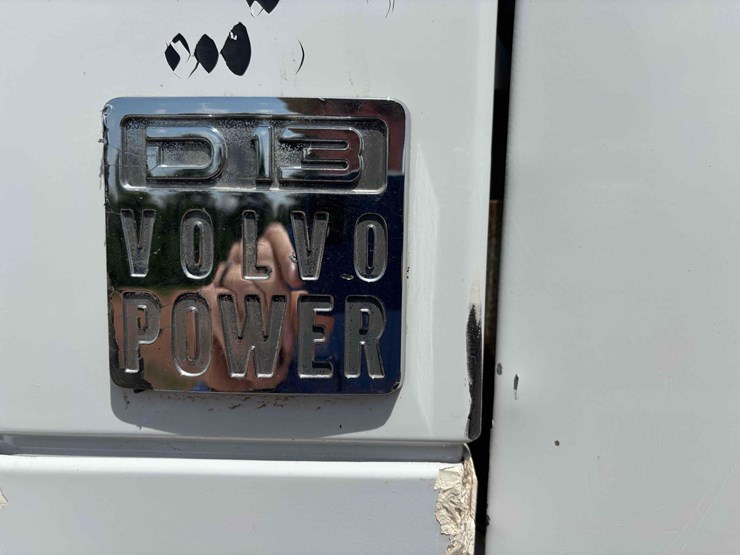 2015-volvo-vhd-semi-image-8