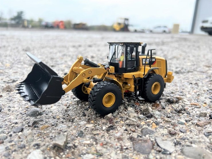 #90-•-cat-950m-wheel-loader-1:50-scale-replica--die-cast-metal-+-2-bright-star-auction-camping-chairs-image-1