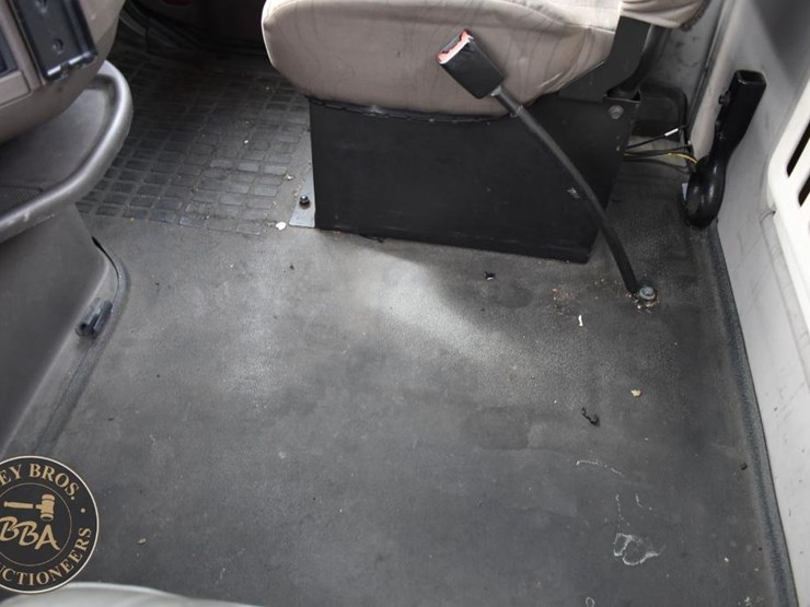 2017-volvo-vnl64t300-image-78