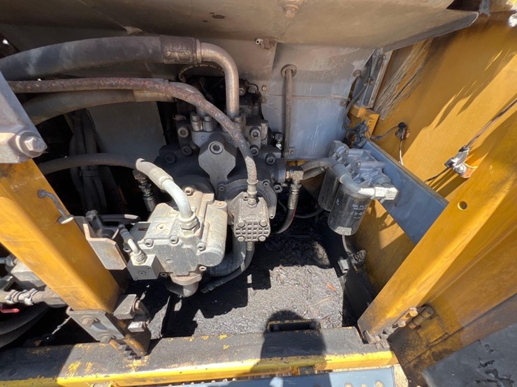 2013-deere-470g-lc-image-32