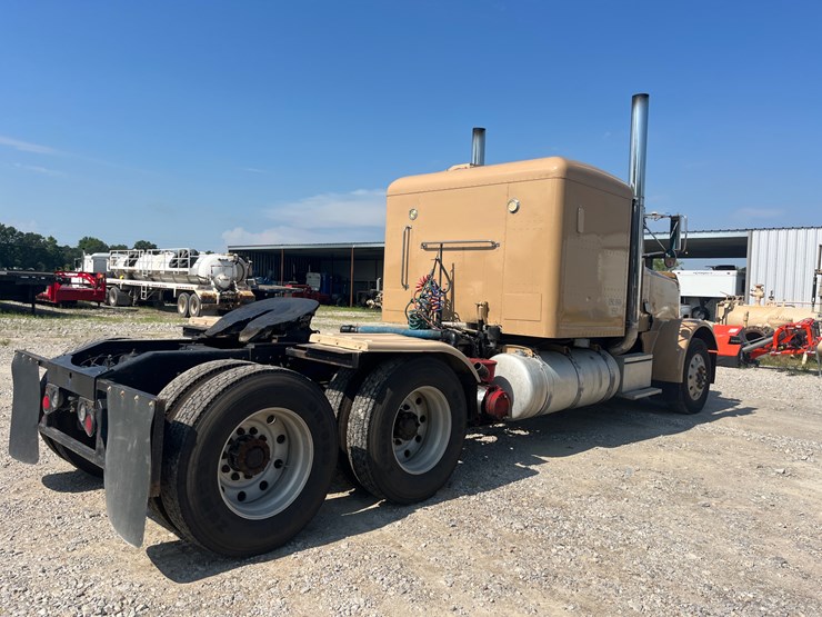 2000-peterbilt-378-image-3