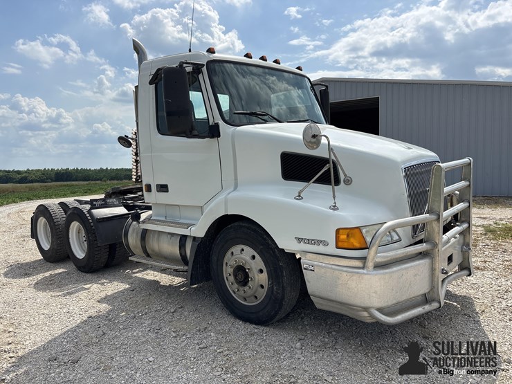 2003-volvo-vnl-t/a-day-cab-truck-tractor-image-3