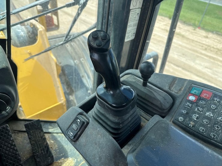 2015-deere-744k-image-24