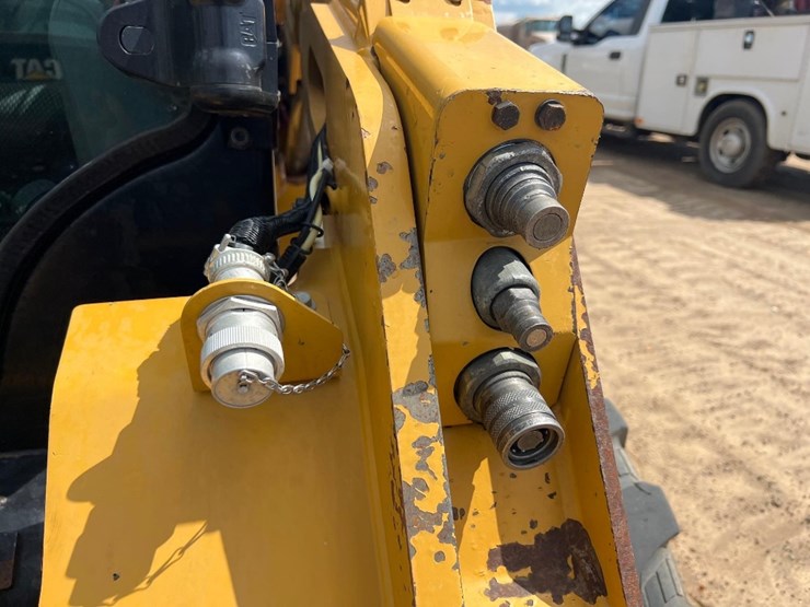2020-caterpillar-242d3-image-11