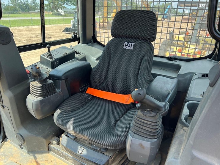 2021-caterpillar-d3-lgp-image-32