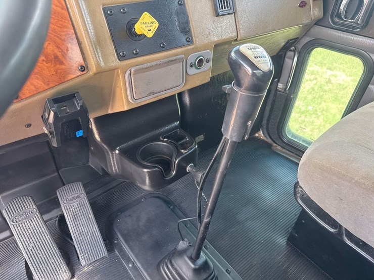 2007-peterbilt-pb335-lube-truck-image-31