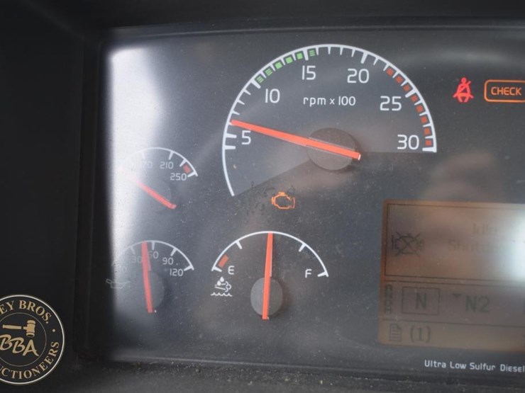 2017-volvo-vnl64t300-image-68