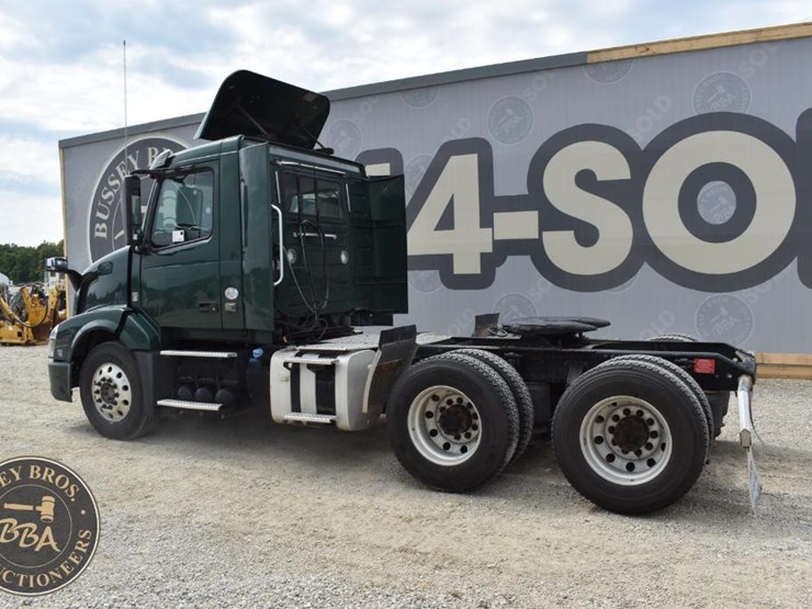 2017-volvo-vnl64t300-image-11