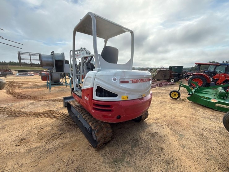 2024-takeuchi-tb240-image-3