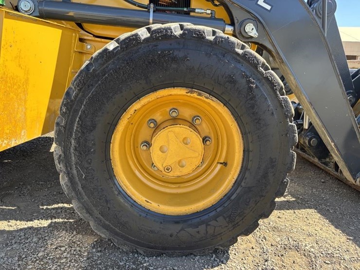 2020-deere-410l-image-28