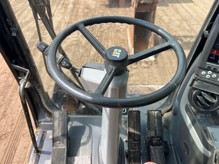 2011-caterpillar-m318d-image-32