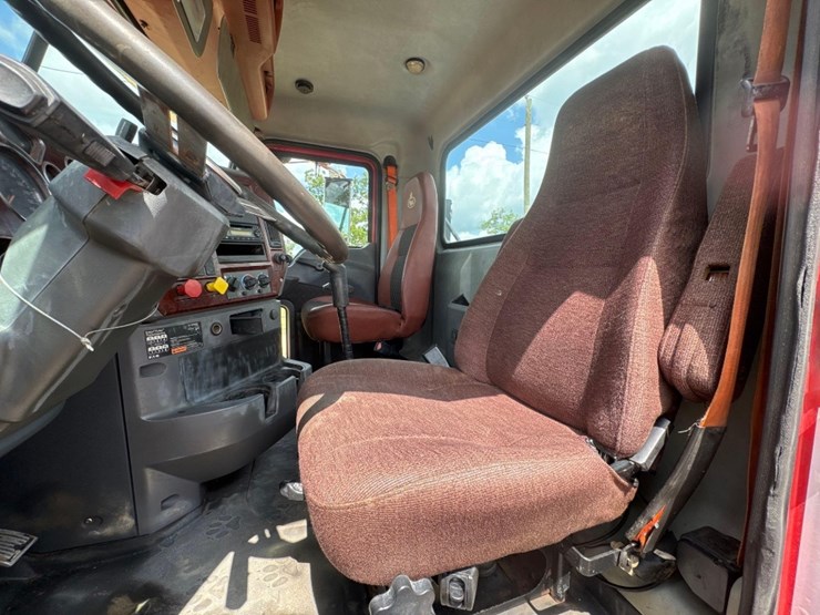 2012-mack-chu613-day-cab-flat-top-road-tractor-image-25