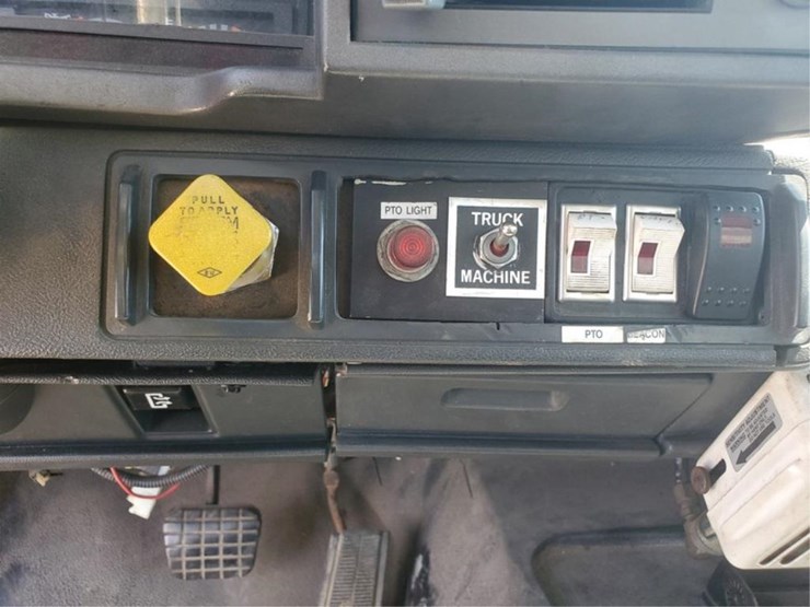 #359-•-1997-gmc-c7500-digger-derricks-truck-image-53