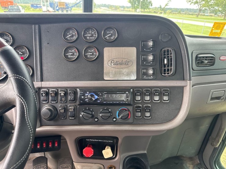 2011-peterbilt-367-image-34