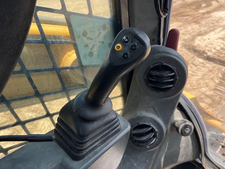 2021-caterpillar-259d3-image-28