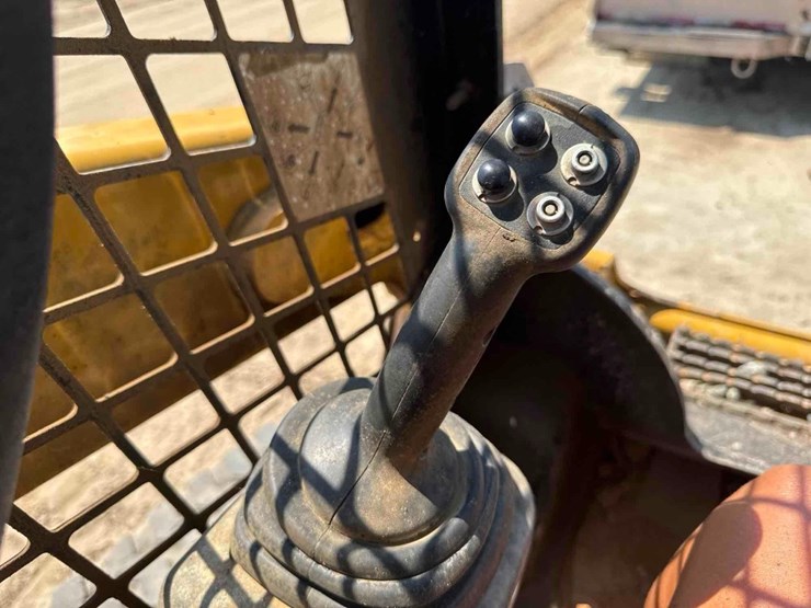 2016-caterpillar-259d-image-31