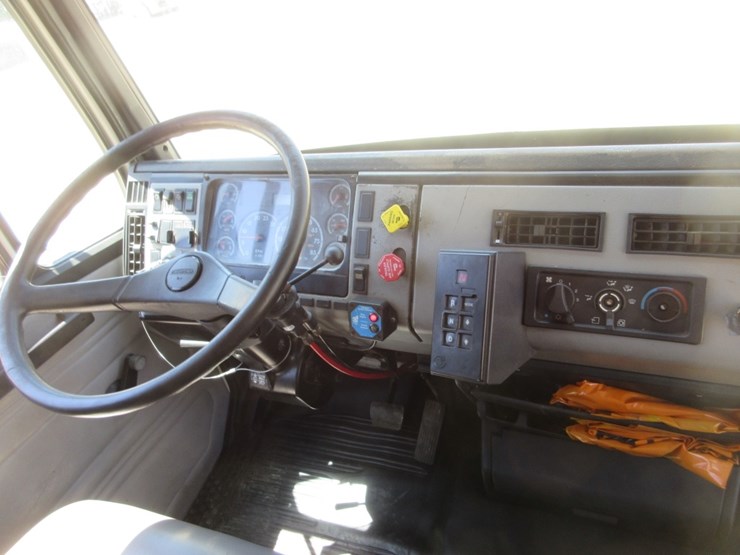 2001-freightliner-fl70-image-11
